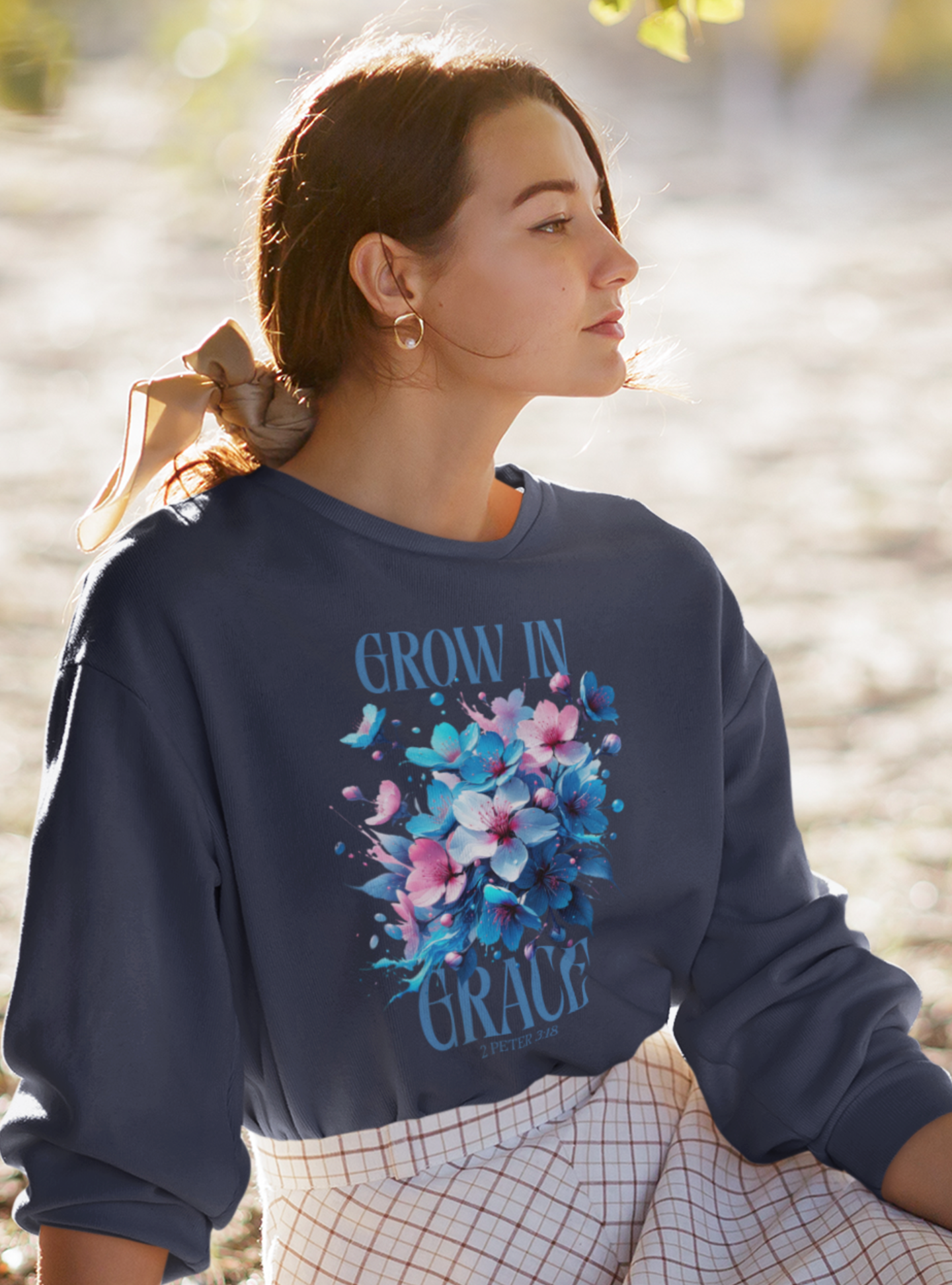 grow-in-grace-christian-woman-sweatshirt-navy