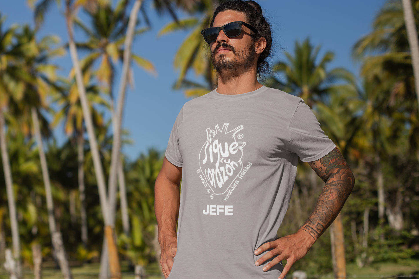 sigue-corazon-latino-mens-tshirt-pebble-brown