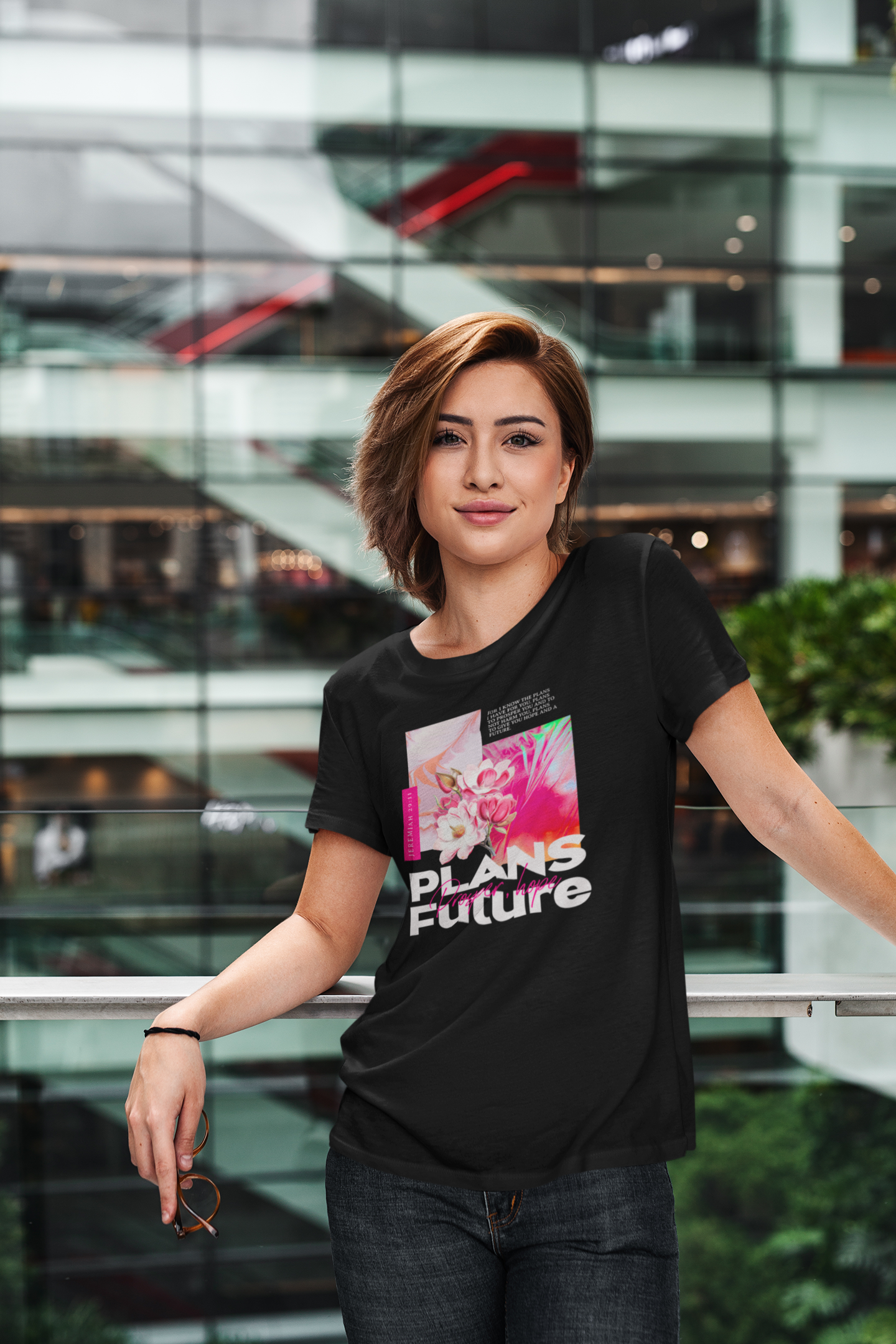 WOMEN-WEARING-T-SHIRT