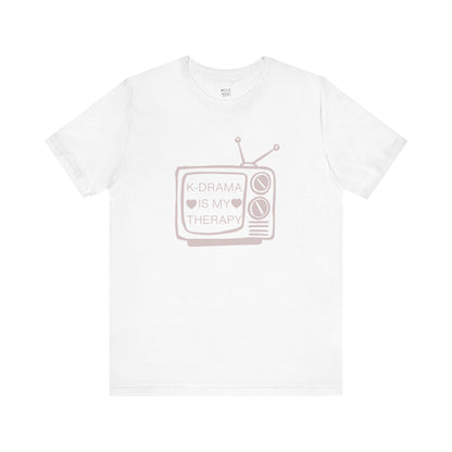 k-drama-therapy-woman-tee-closeup-white