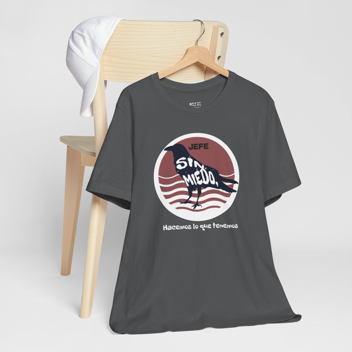 sin-miedo-hacemos-lo-que-tenemos-no-fear-we-do-what-we-must-jefe-brand-graphic-t-shirt-asphalt